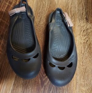 Crocs brown nwot size 8 has tan bow on side